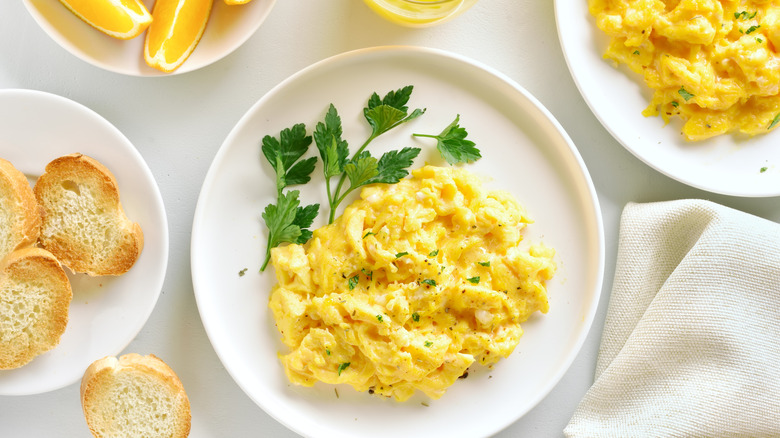 Scrambled eggs on plate
