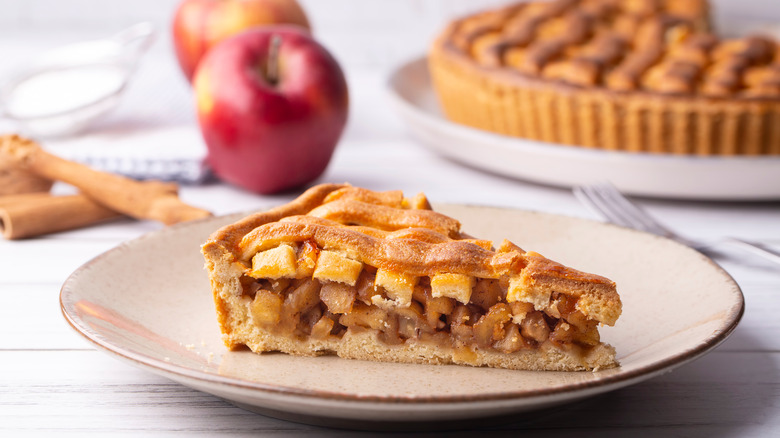 apple pie and slice