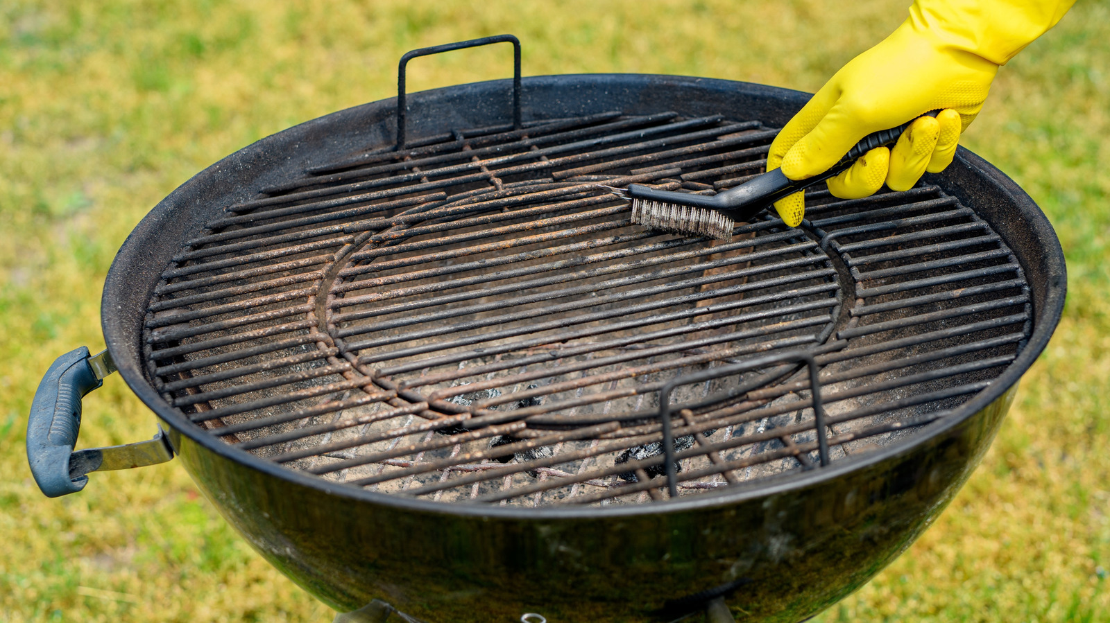 For Greasy Grill Grates That Sparkle Like New, Use This Leftover From Your Fridge