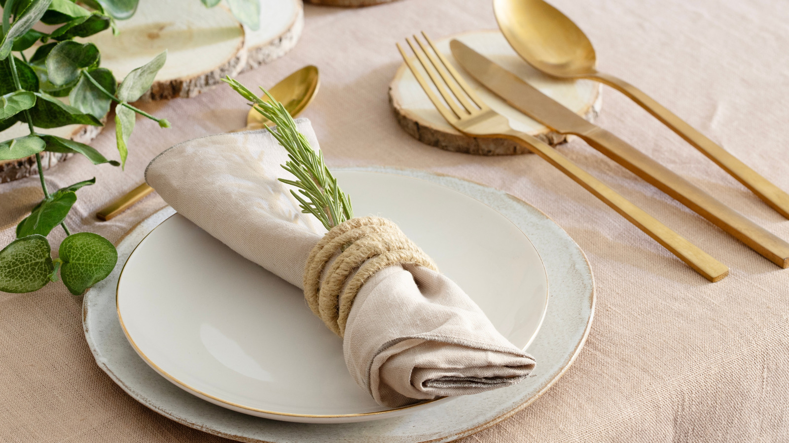 Turn Your Dinner Napkins Into Blossoming Bouquets In A Few Simple Steps
