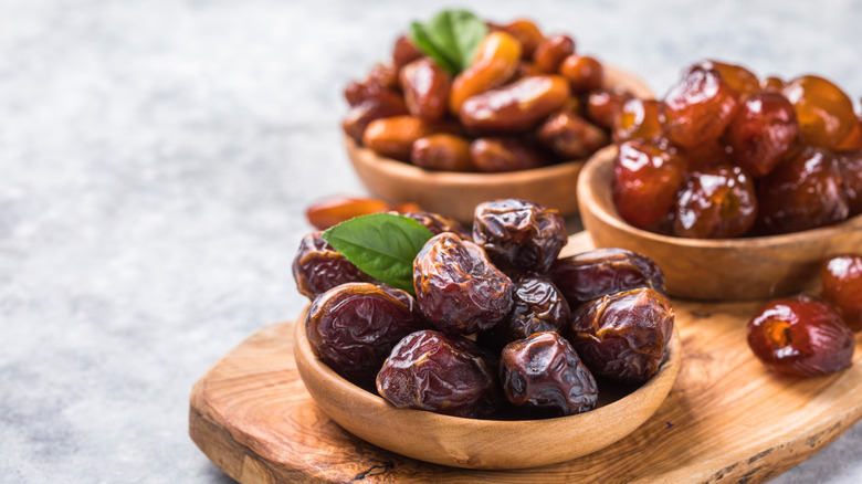 Date fruits in wooden bowls