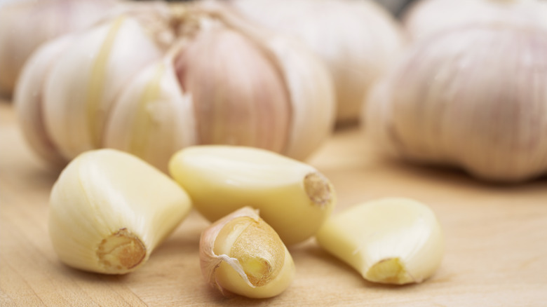 garlic cloves and whole garlic heads