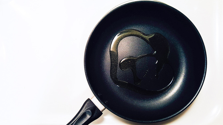 https://www.tastingtable.com/img/gallery/how-to-grease-nonstick-pan-need-to-know/the-right-way-to-grease-your-nonstick-pan-1639585159.jpg