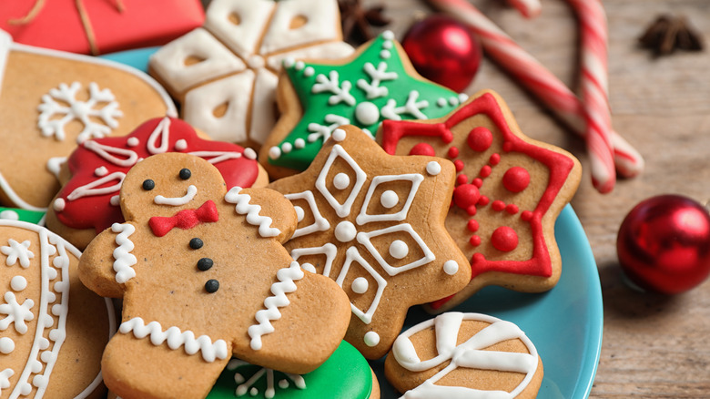 https://www.tastingtable.com/img/gallery/how-to-keep-christmas-cookies-fresh-upgrade/store-soft-and-hard-cookies-separately-1700489949.jpg