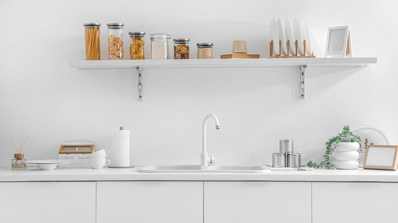 A ktichen with a simple and clean styled countertop