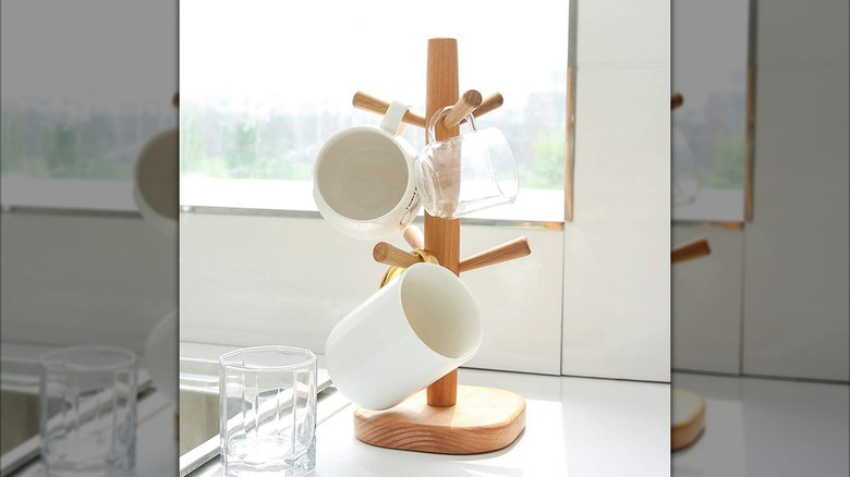 Hooks displaying colorful mugs arranged in rainbow order