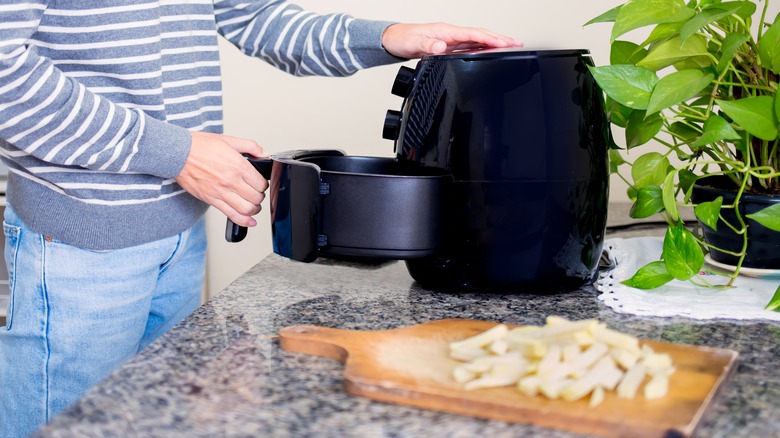 Air fryer and cut vegetables