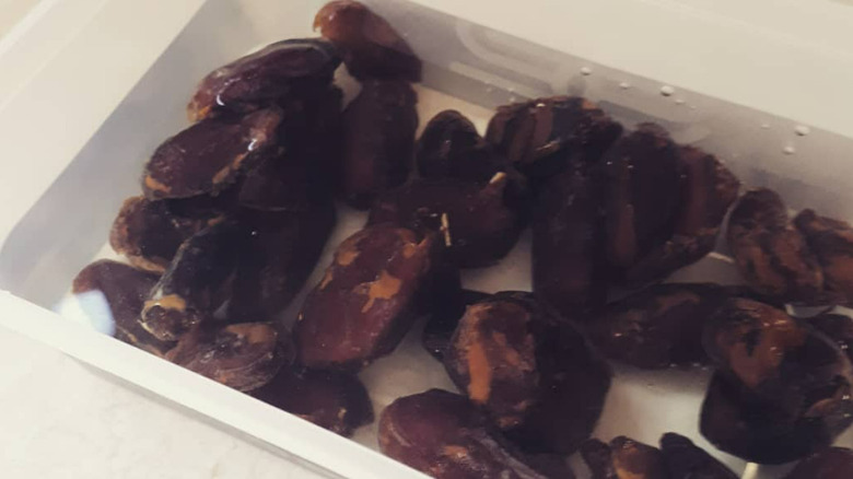 soaking dates in water