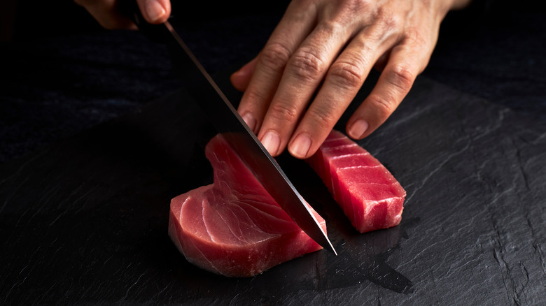 Slicing raw tuna