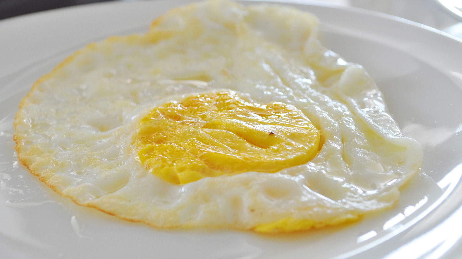 How To Stop An Overhard Fried Egg From Browning Before The Yolk Sets - Tasting Table