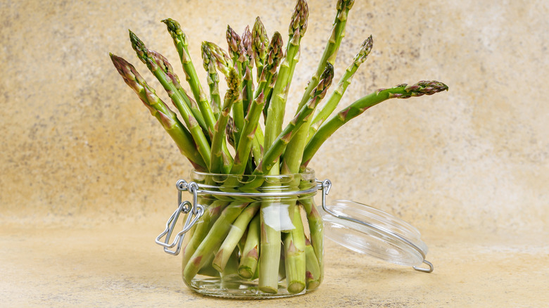 asparagus in jar with water