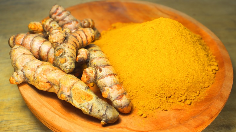 Fresh turmeric powder in bowl