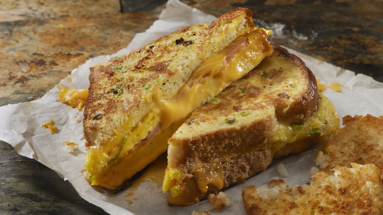 Grilled cheese with egg and ham 