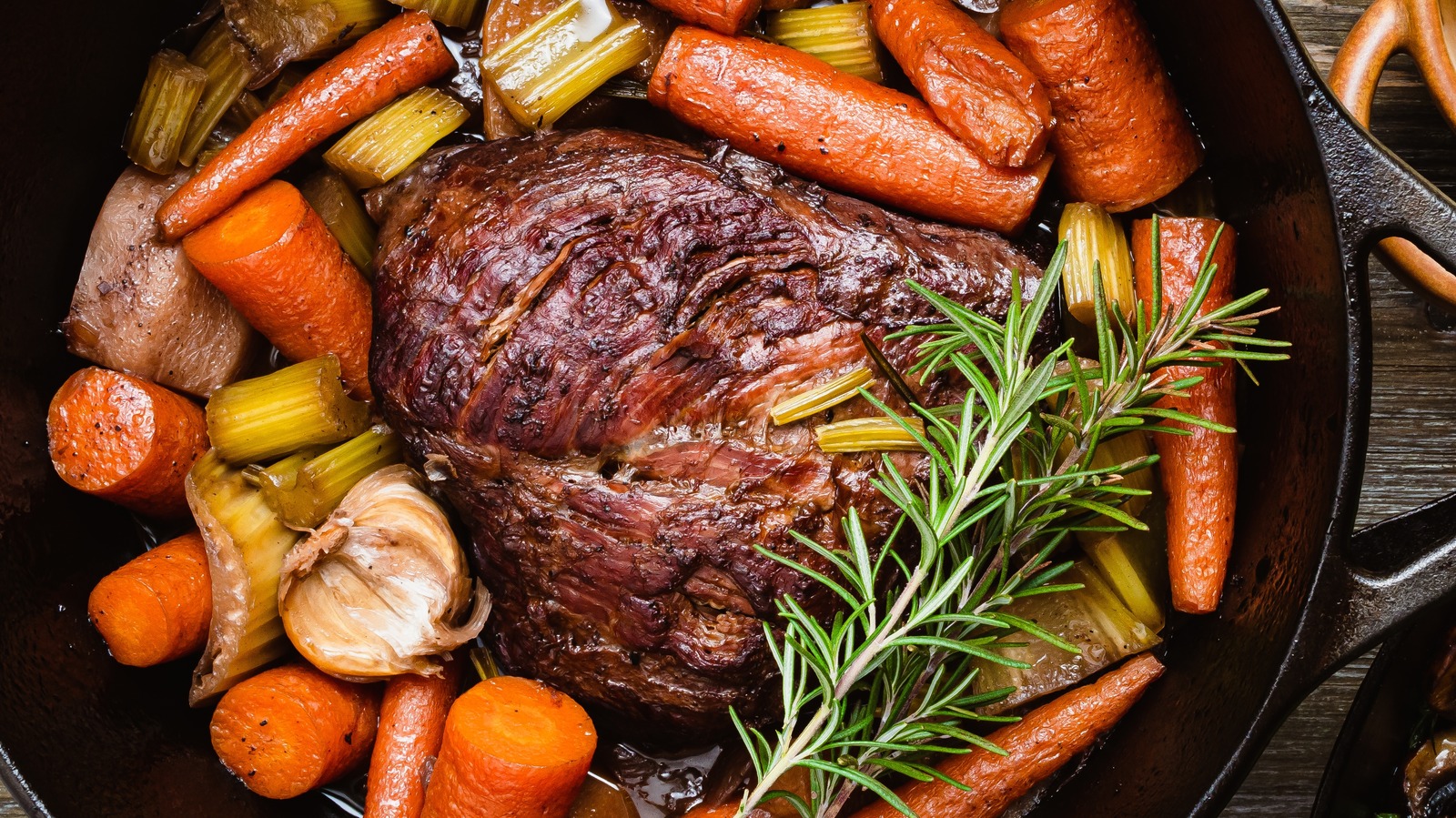 Hoe u uw Dutch oven kunt gebruiken om tegelijkertijd vlees en groenten te bereiden