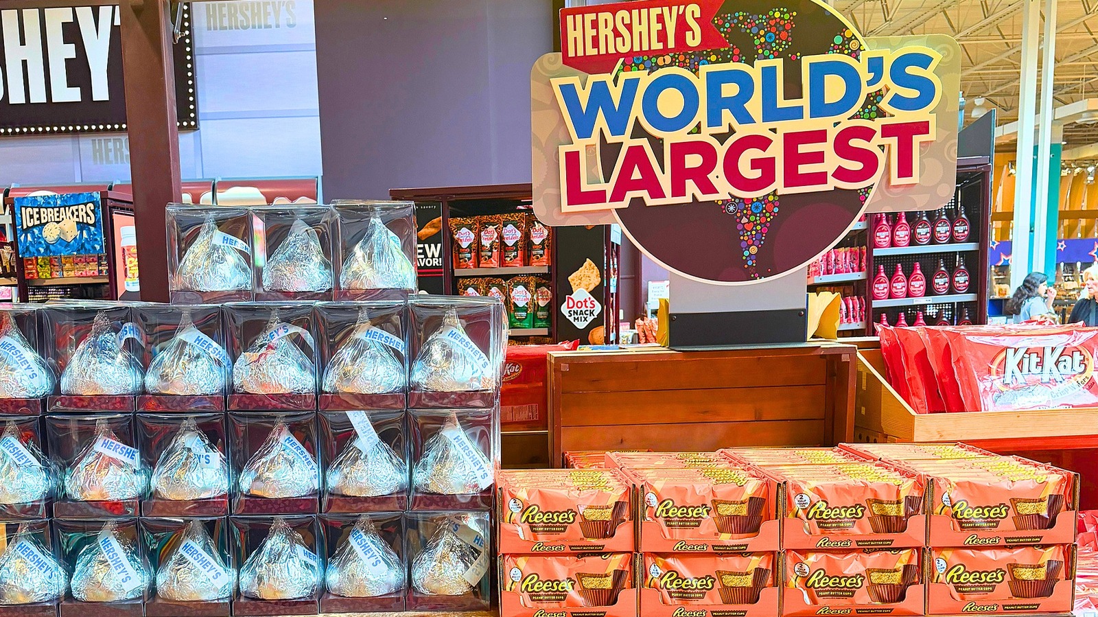 I Couldn't Believe The Size Of These Giant Candies At Hershey's Chocolate World