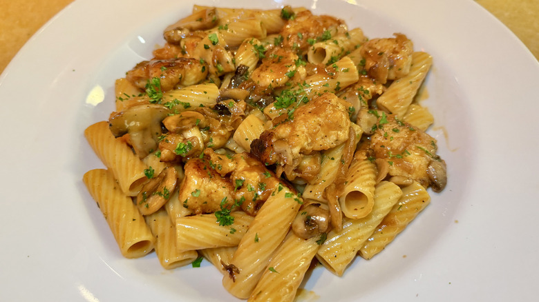 Pasta Da Vinci with chicken and mushrooms