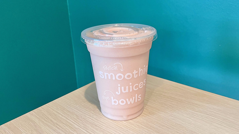 White Gummi smoothie in a cup