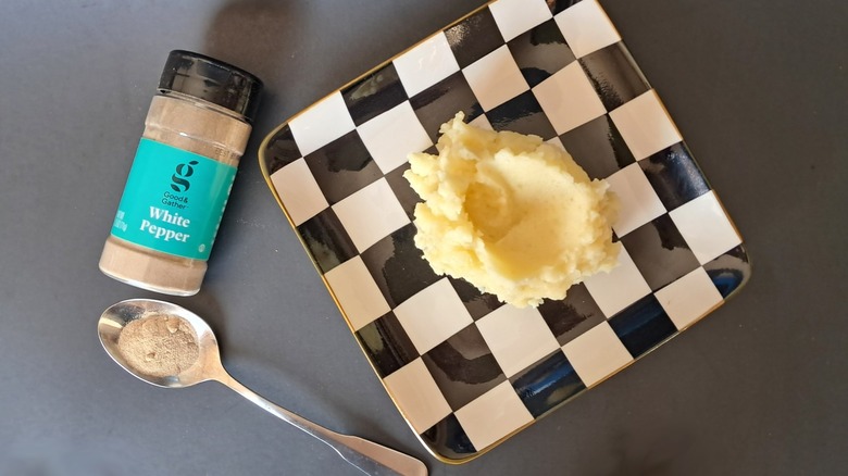 Mashed potatoes and white pepper