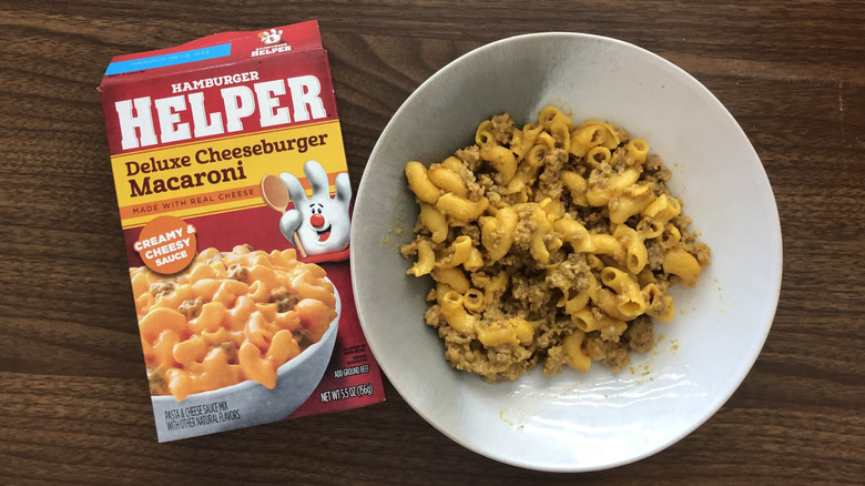 Hamburger Helper deluxe cheeseburger macaroni in a bowl.