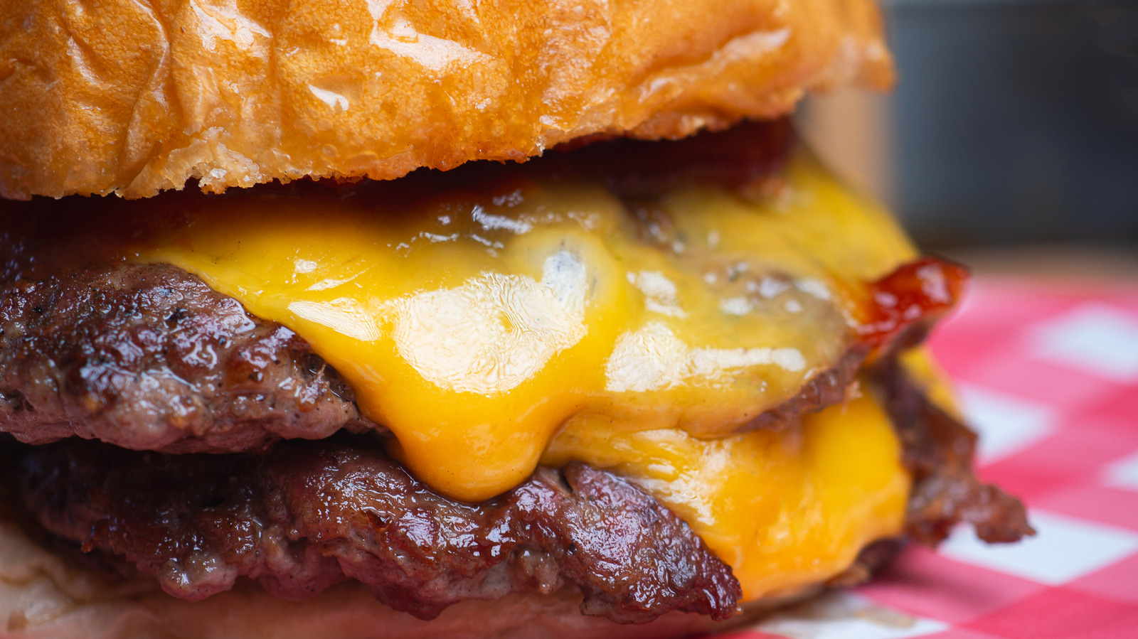 I Tried Cheeseburgers At 7 Sit-Down Chain Restaurants And Ranked Them Worst To Best - Tasting Table