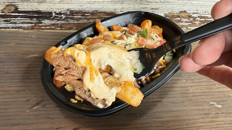 a forkful of Diablo Ranch Steak Nacho Fries