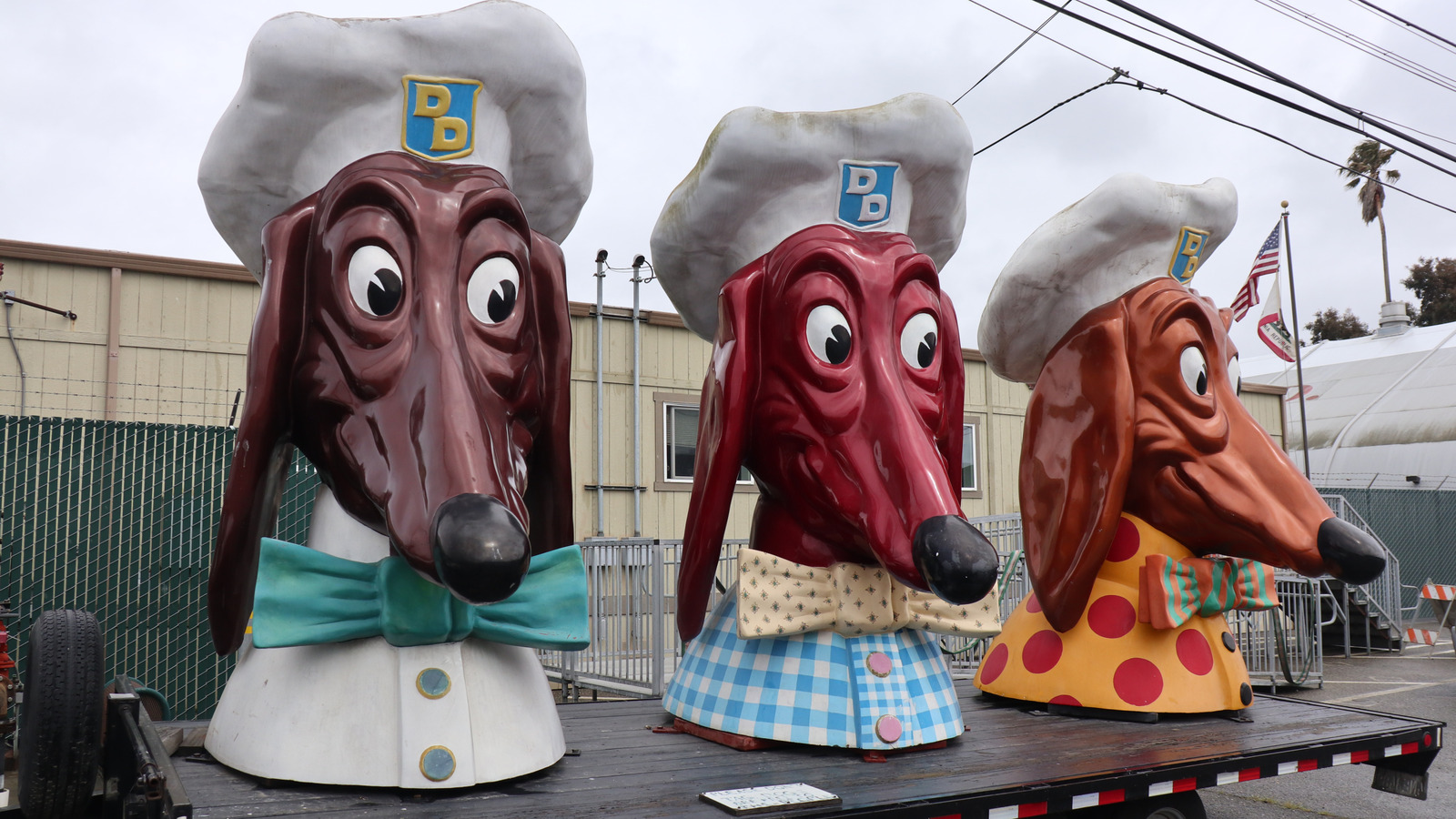 This Iconic Chain Restaurant Is Long Gone — Now Only Giant Dog Heads Remain
