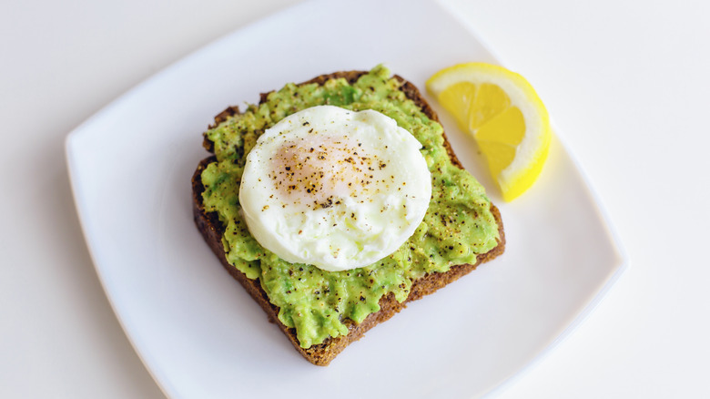 Avocado toast with lemon slice