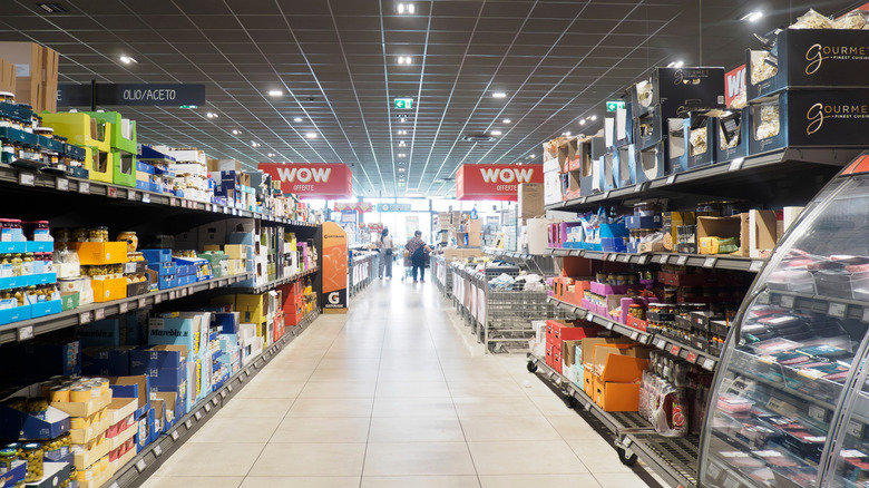 ibrant aisles within an Italian Aldi grocery store