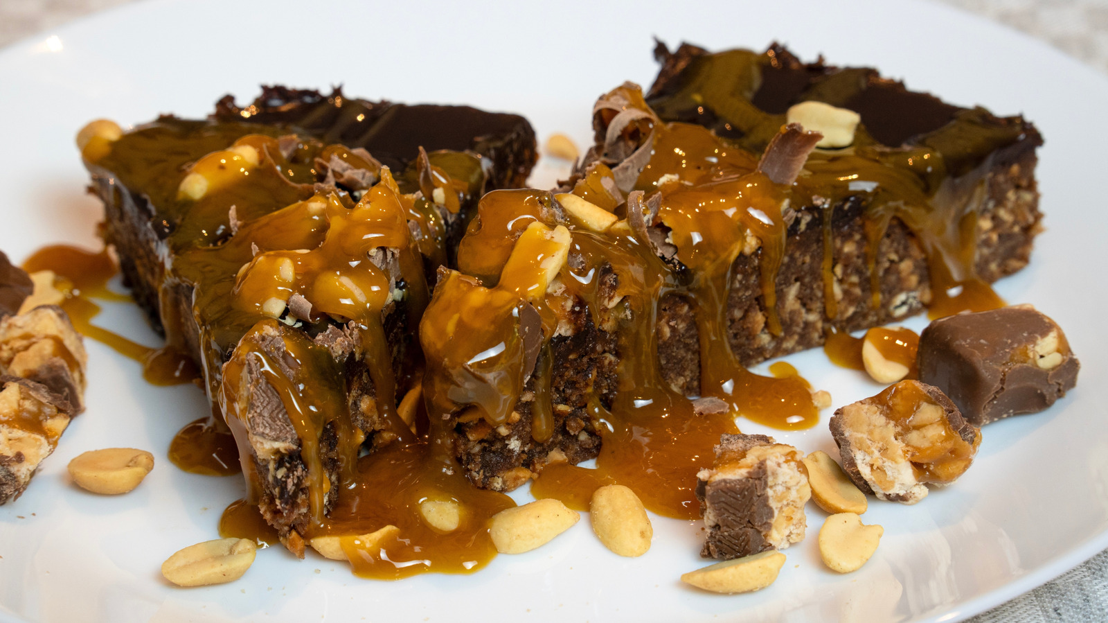 If You Have Snickers, Boxed Cake Mix, And A Jar Of Caramel, You Have An Easy And Rich Dessert In 35 Minutes