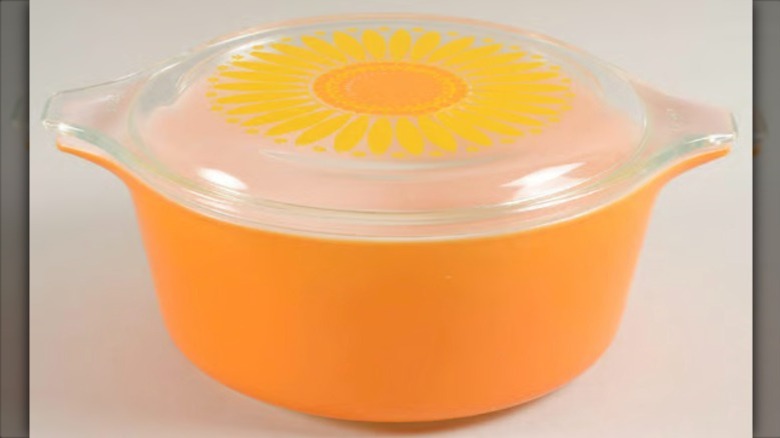 Vintage Pyrex Daisy casserole dish