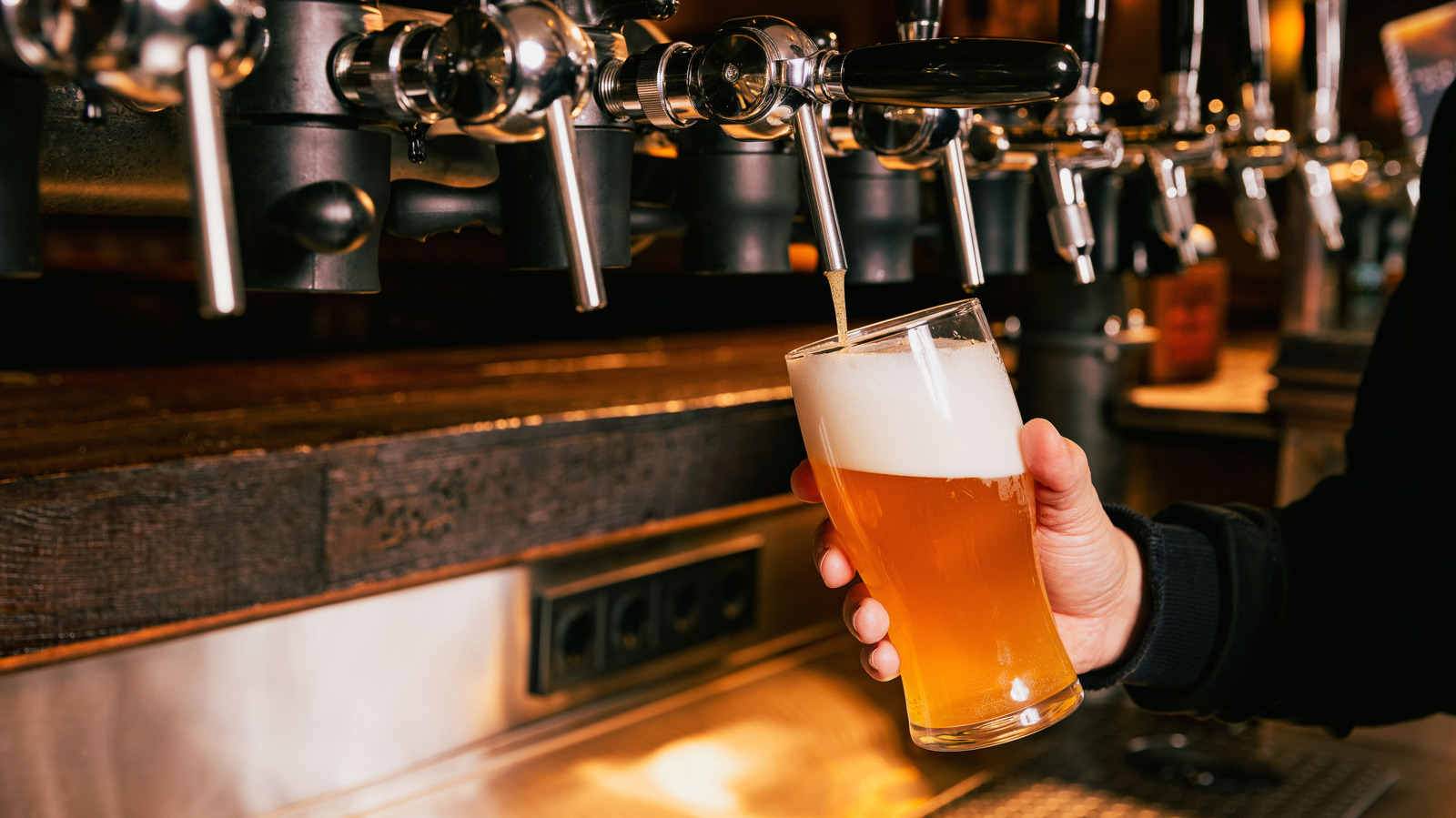 If You Spot This Bar Glass Red Flag At A Brewery, Get Out Fast - Tasting Table