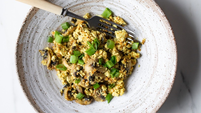Scrambled eggs with mushrooms and chives