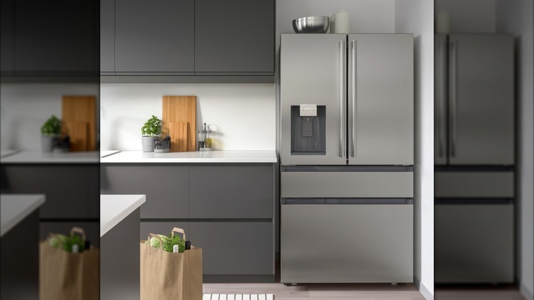 The Överskådlig French door refrigerator fitted into a modern kitchen