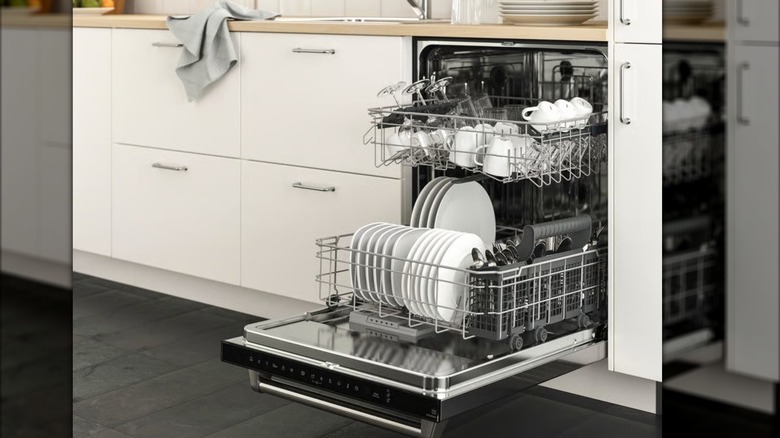 The Vintrosa built-in dishwasher shown fitted into a kitchen while filled with dishes