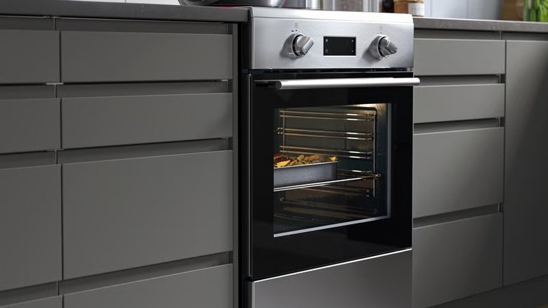 The Örminge range fitted in a kitchen with food shown cooking inside