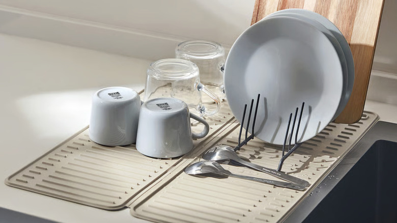 Dishes drying on Ikea's beige RINNIG drying mat