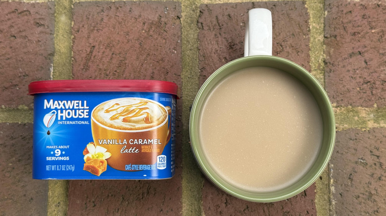Mug of Maxwell House vanilla caramel latte with box