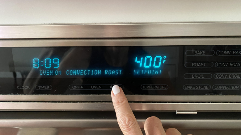finger setting oven temperature