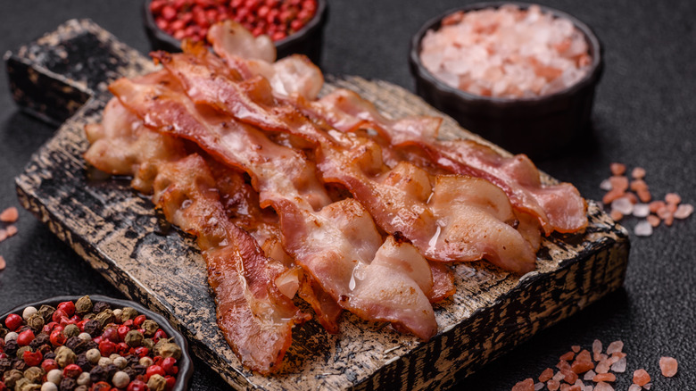 plate of cooked bacon