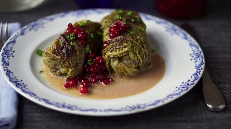 A plate of Kåldolmar with berries