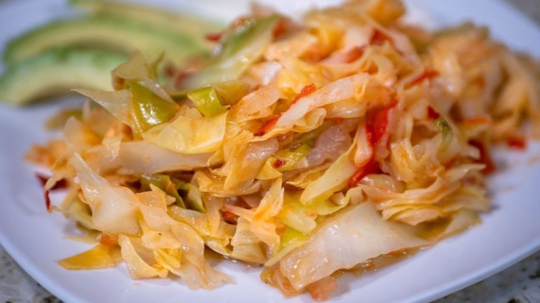 A close up of Repollo guisado on a plate