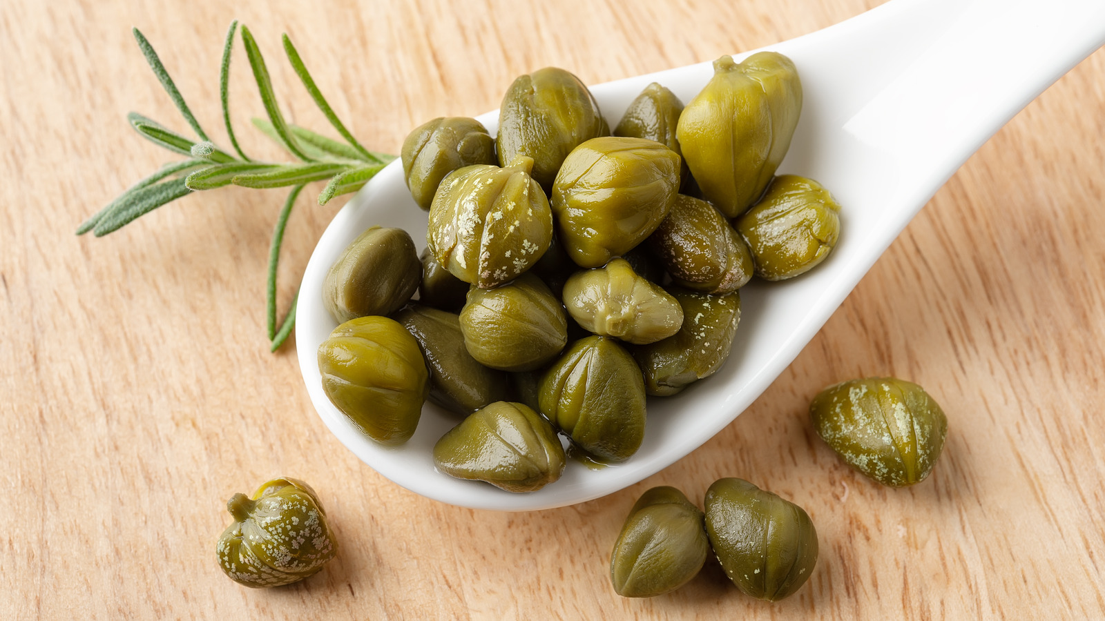 Каперсы специя. Каперсы растение. Каперсы почки. Корнишоны,каперсы пикули. Каперсы что это.