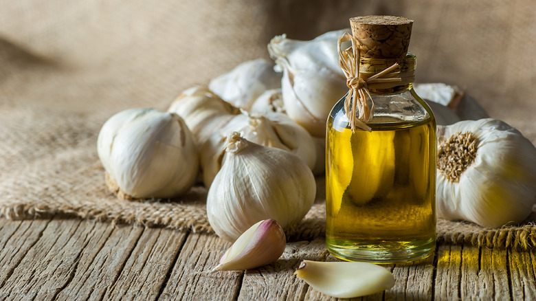 raw garlic and cooking oil