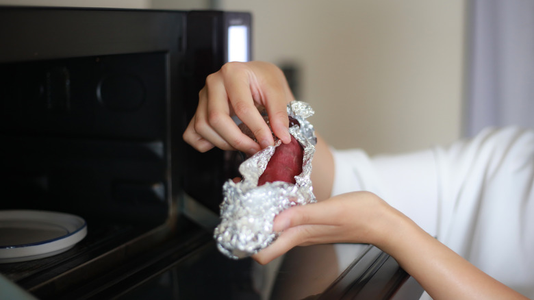 Is It Ever Safe To Microwave Metal 