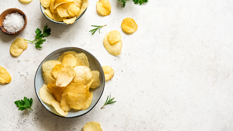 potato chips in bowl 