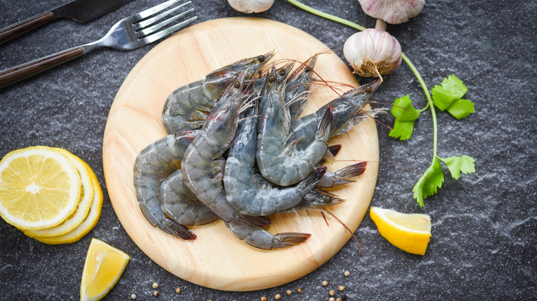 raw unpeeled shrimp on plate