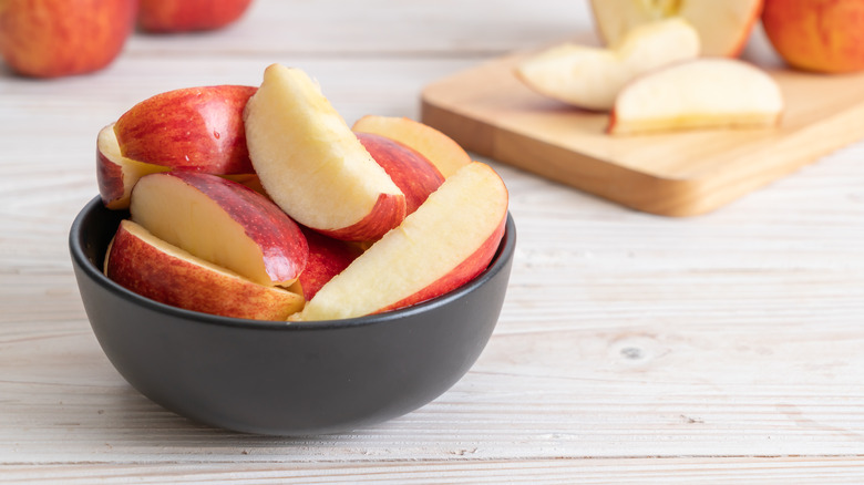 sliced apples in bowl