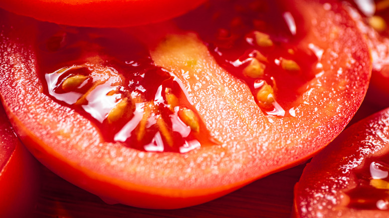 Round pieces of fresh tomatoes.
