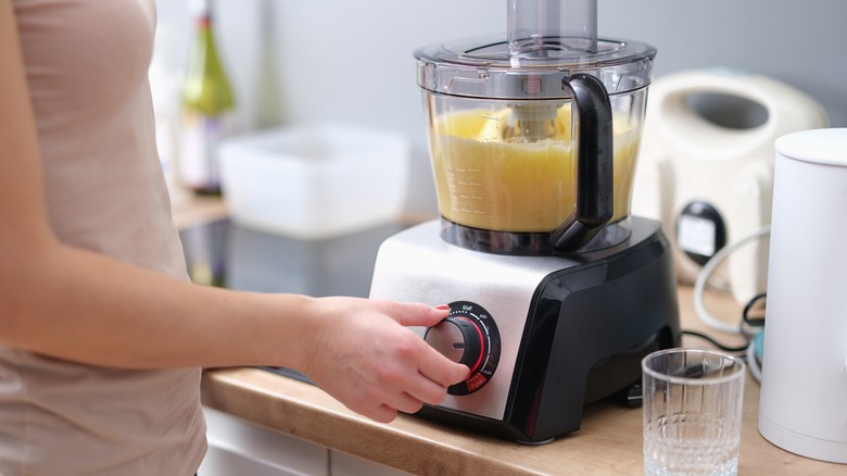 Is It Safe To Put Hot Food In A Food Processor?