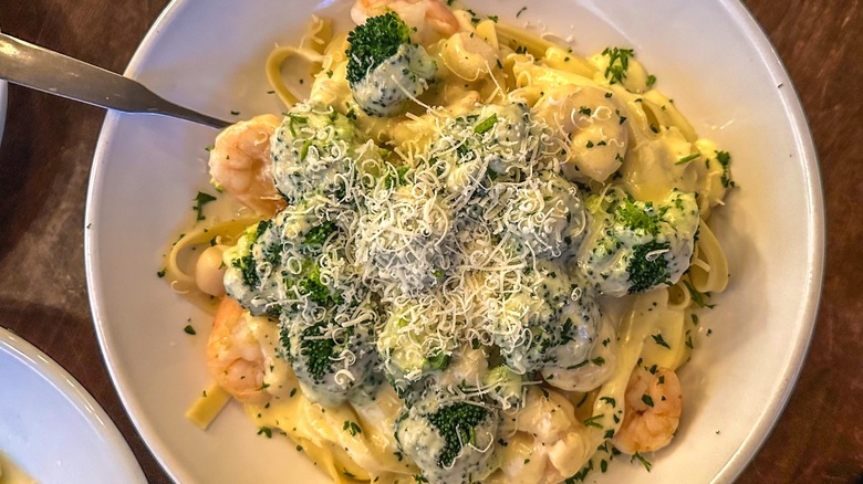 Olive Garden Alfredo with prawns and broccoli